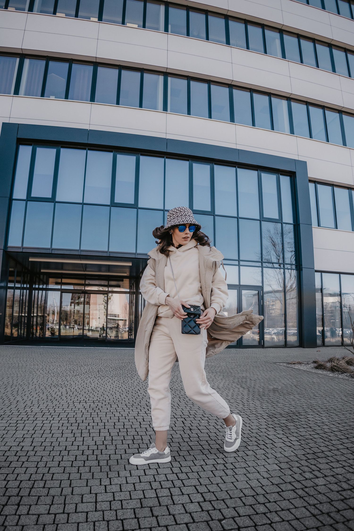 Módny lifestyle portrét ženy pred modernou architektúrou, mestské fotenie v Žiline, profesionálna fotografka.