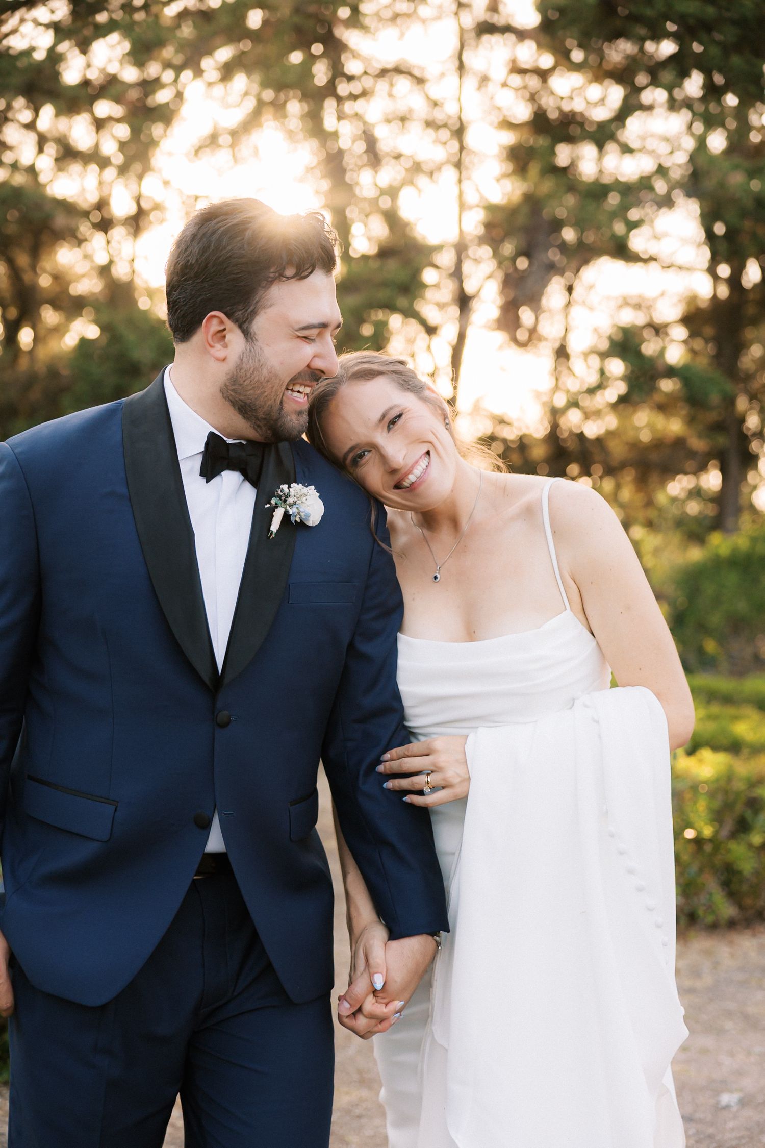 Romantic golden hour wedding photos at Quinta do Torneiro, Lisbon, by a Portugal wedding photographer