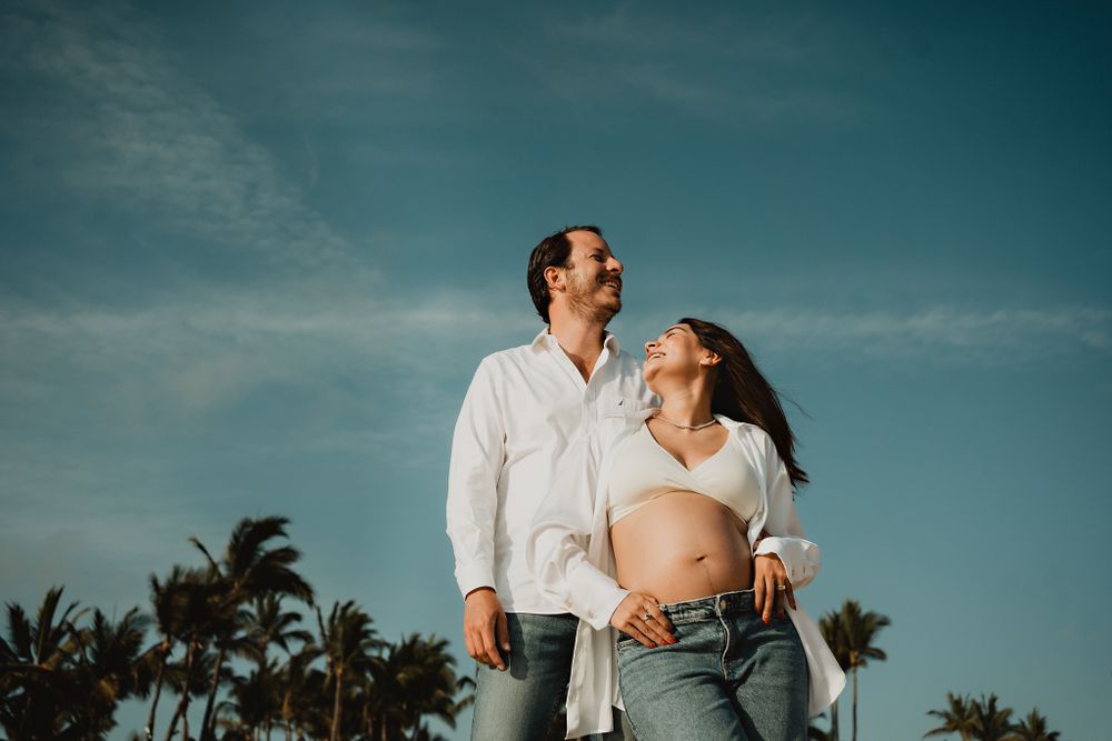 The couple looking at each other, sharing smiles filled with love, captured in Mazatlán
