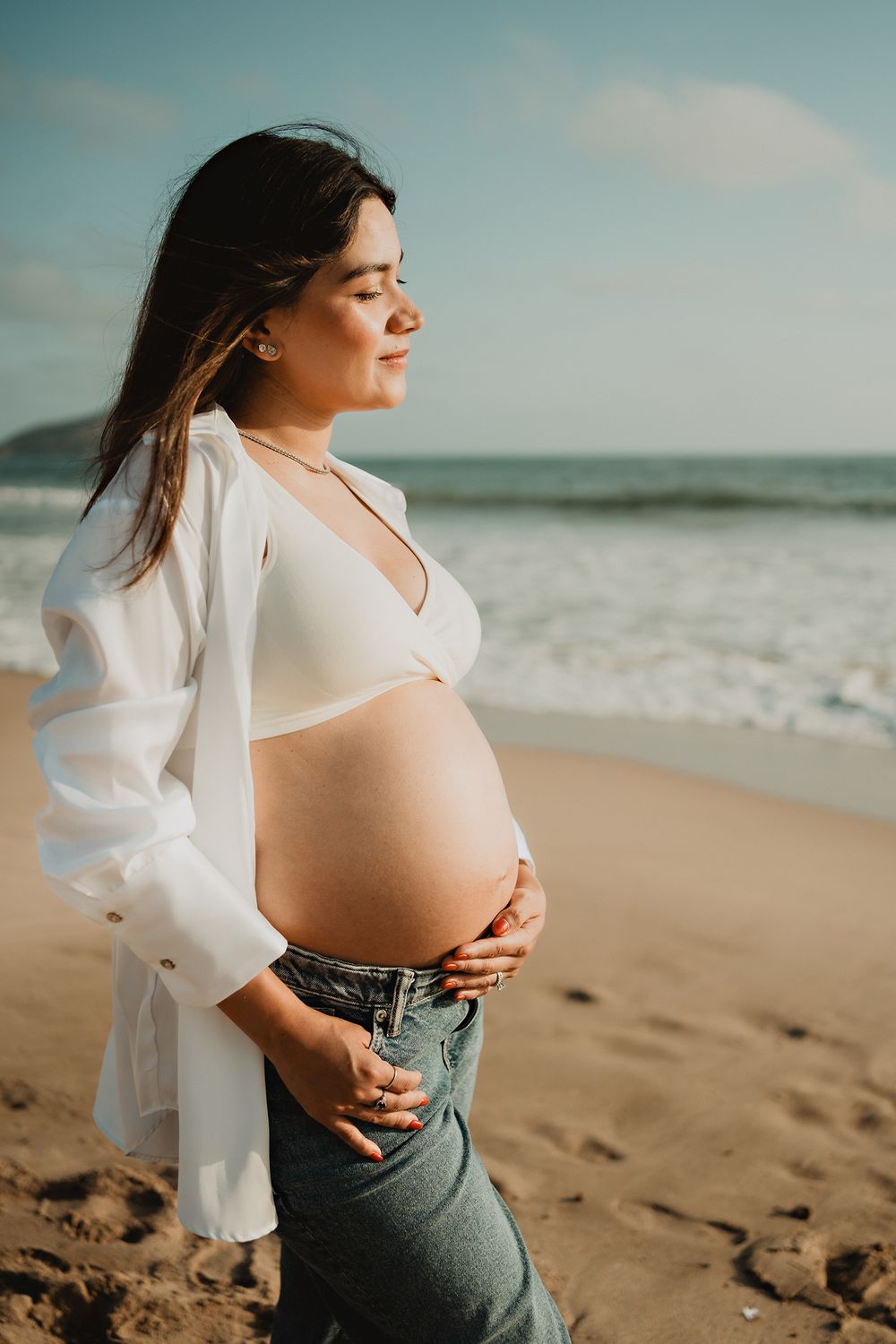 Showing off her baby bump by the sea, a special memory from this Mazatlán pregnancy session