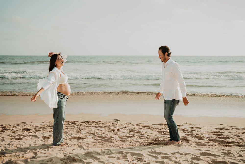 Dancing on the beach, a joyful moment between the couple captured in Mazatlán