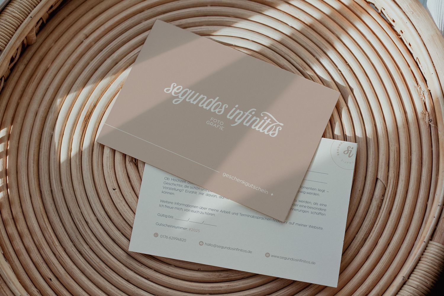Geschenk Gutschein als Papier Farbe Bege
