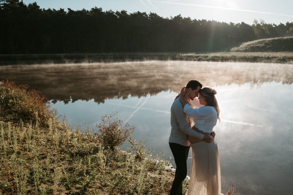 Melissa Stuer Photography Moederschapsfotograaf Moerbeke Oost-Vlaanderen zwangere vrouw en partner blote buik aan meer met mist koppel