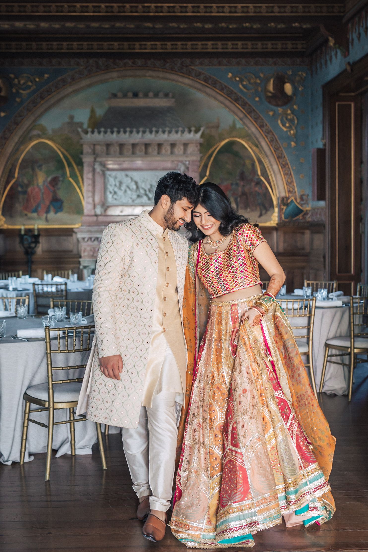 Indian wedding at Forte da Cruz with vibrant colors, joyful moments, and stylish details by Portugal wedding photographer Regina.