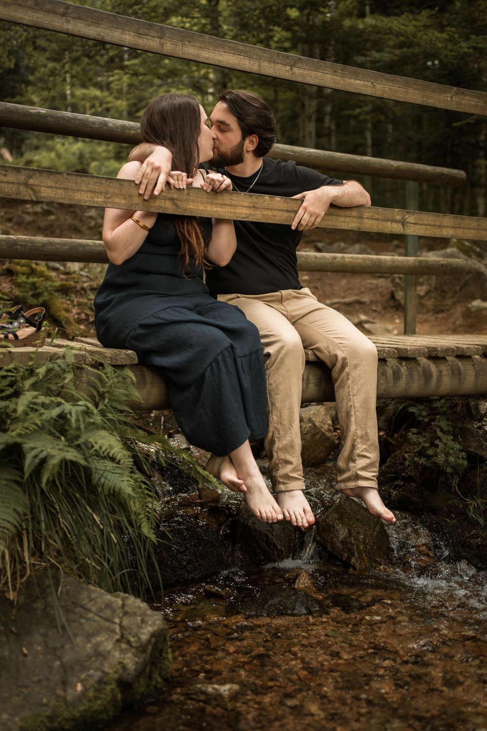 Alexandra et Gwenaël posent au sommet de la cascade