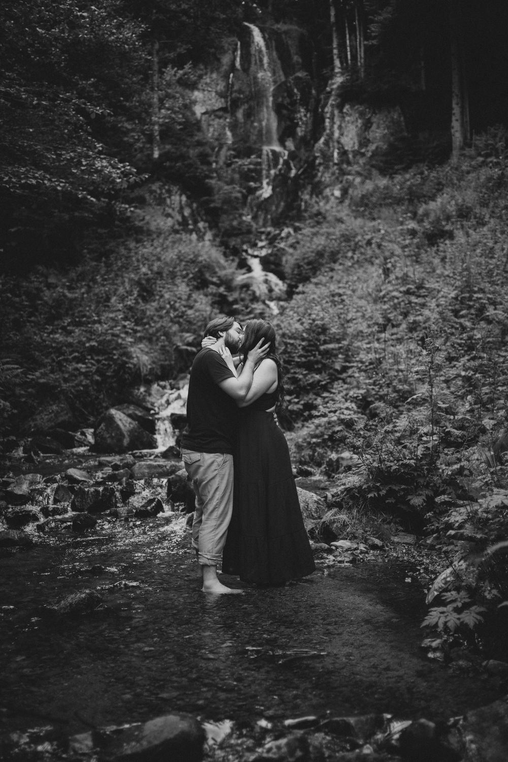 Pieds dans l’eau à la cascade du Hohwald – séance couple