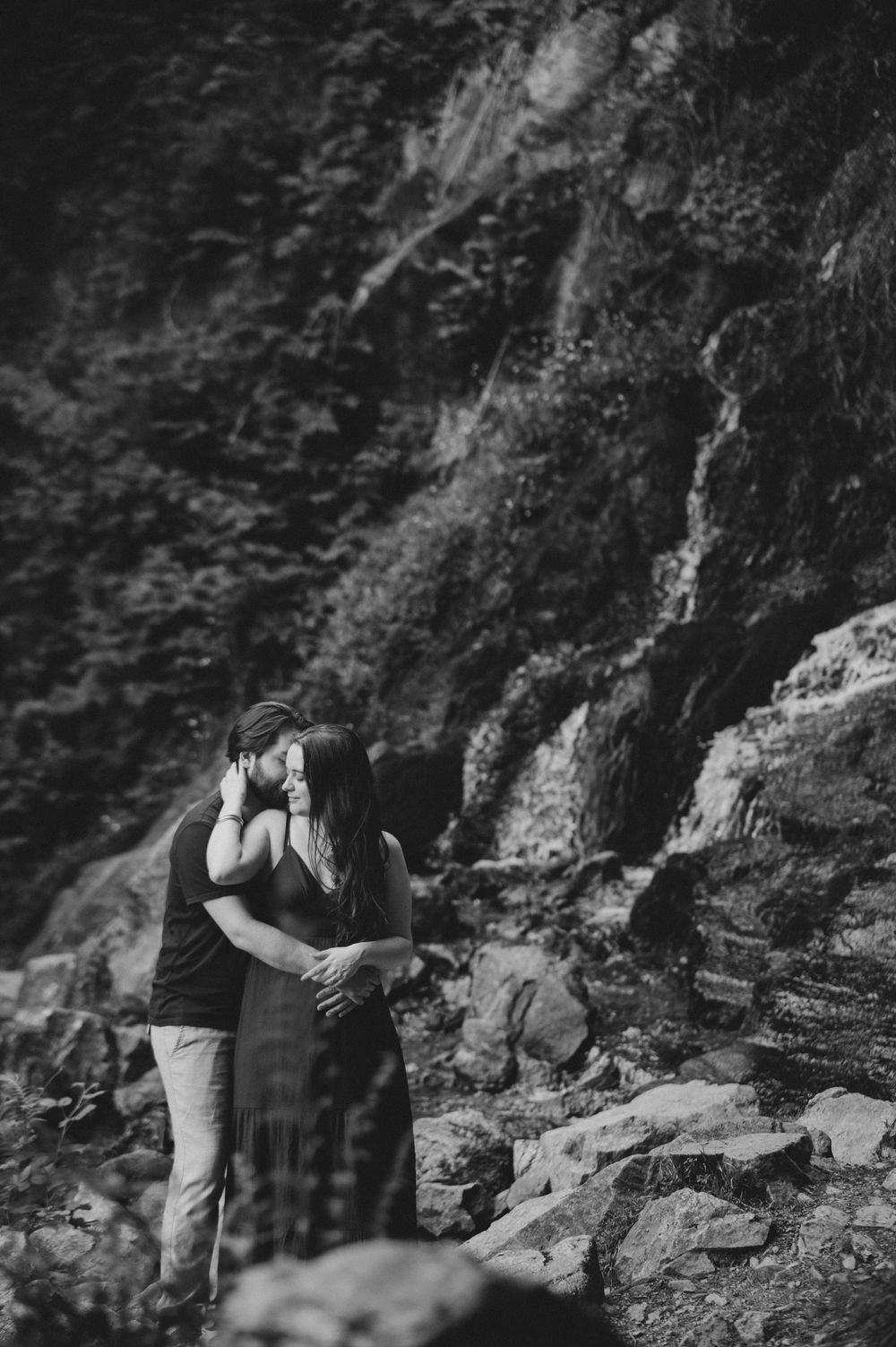Portrait romantique près du bassin de la cascade