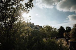 Vue naturelle et paisible de la Coulée verte René-Dumont au cœur de Paris.