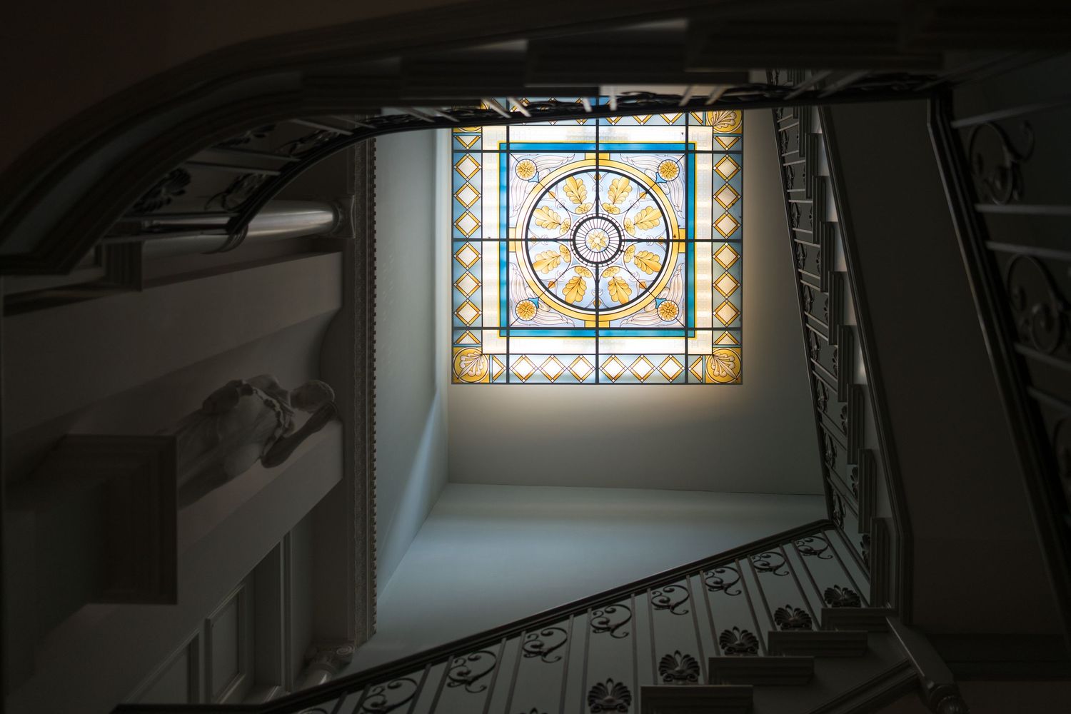 Hochzeitsfotograf Märchenvilla Eberswalde – Buntes Fenster im Treppenhaus der Villa