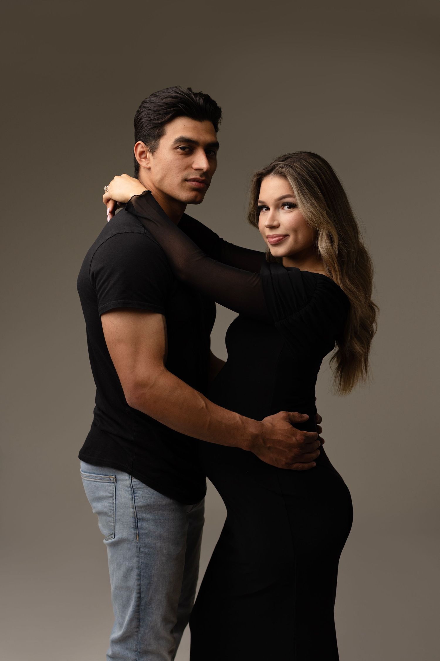 Lindsay a gorgeous mom to be so beautiful and radiant during her maternity photos with Elizabeth Lang Photography. a sensual couples photo.