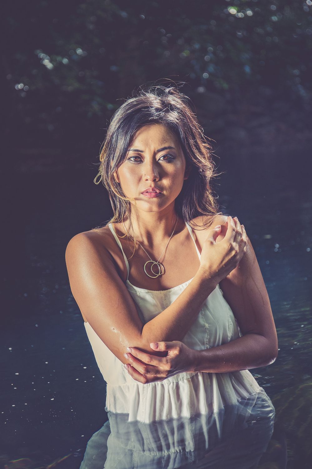 a girl posing with jewelry. Mauritius photographer. Wedding photographer. Wedding in Mauritius. Family portrait. Holiday in Mauritius