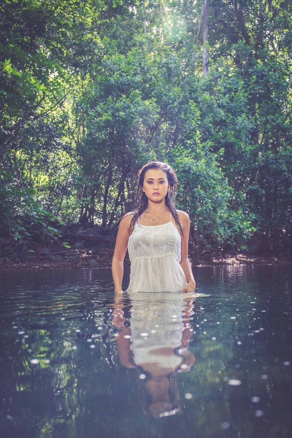a girl posing in a river. Mauritius photographer. Wedding photographer. Wedding in Mauritius. Family portrait. Holiday in Mauritius