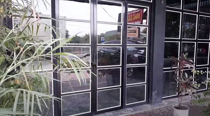 Khách hàng lắp đặt vách ngăn cửa kính cường lực khung sắt tại Ahadoor