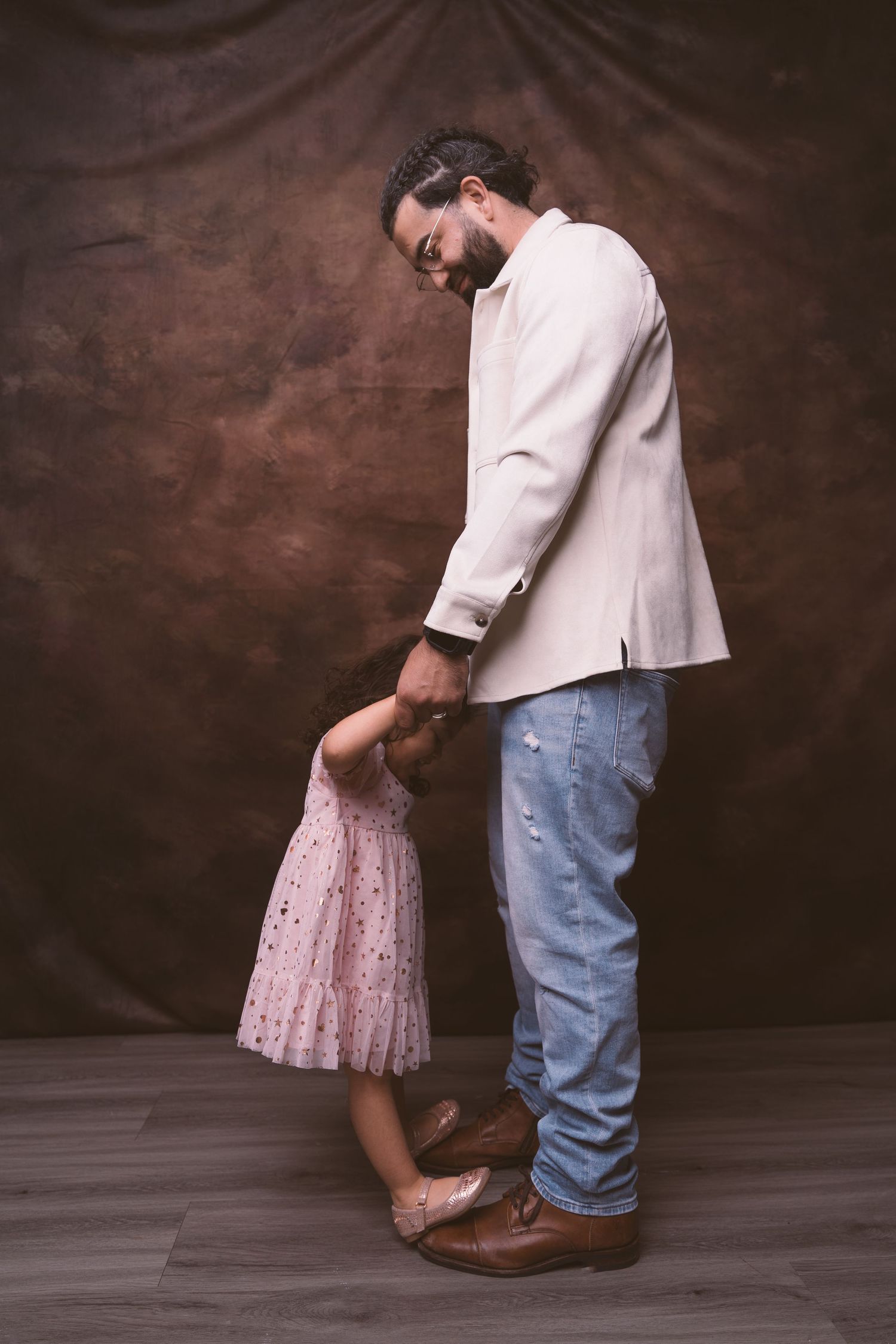 Close-up shots focusing on feet and interactions between family members in a studio setting.