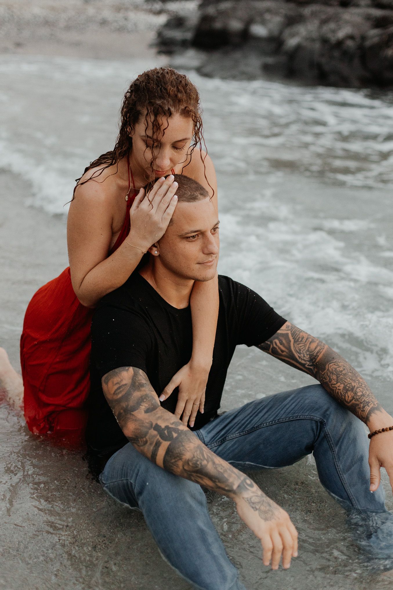 Un couple romantique sur la plage en Vendée