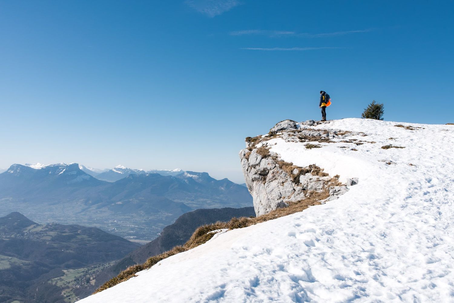promeneur en raquettes sur les crêtes des aillons margériaz dans le massif des bauges