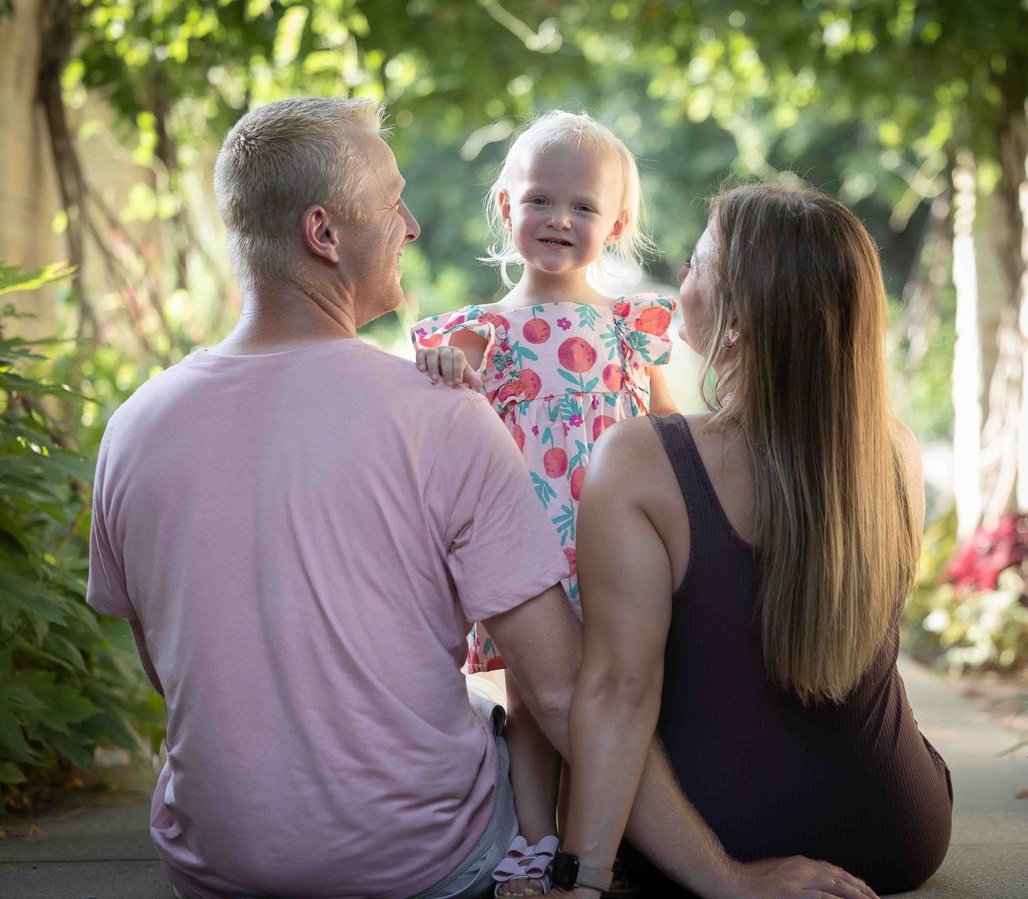 Family photo session at Lauritzen Gardens in Omaha, NE. Gorgeous colors and perfect place for family photos.