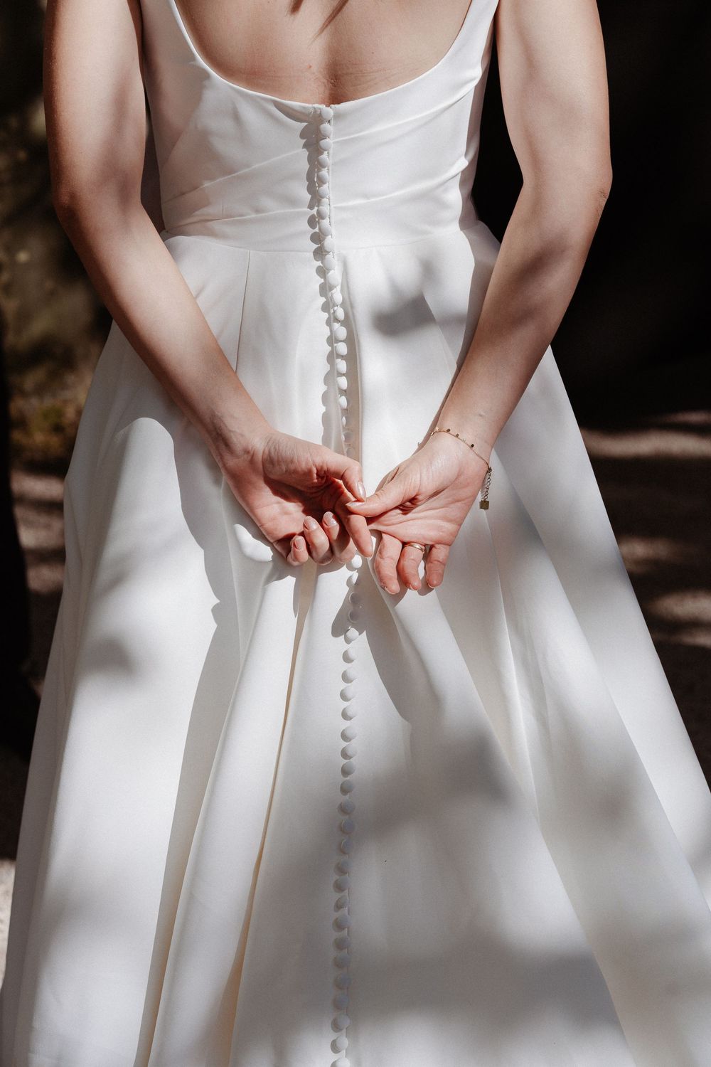 les mains dans le dos d'un mariée
