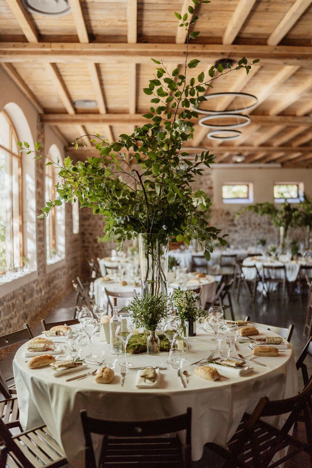 une table de mariage décorée par de grandes feuilles verdoyantes