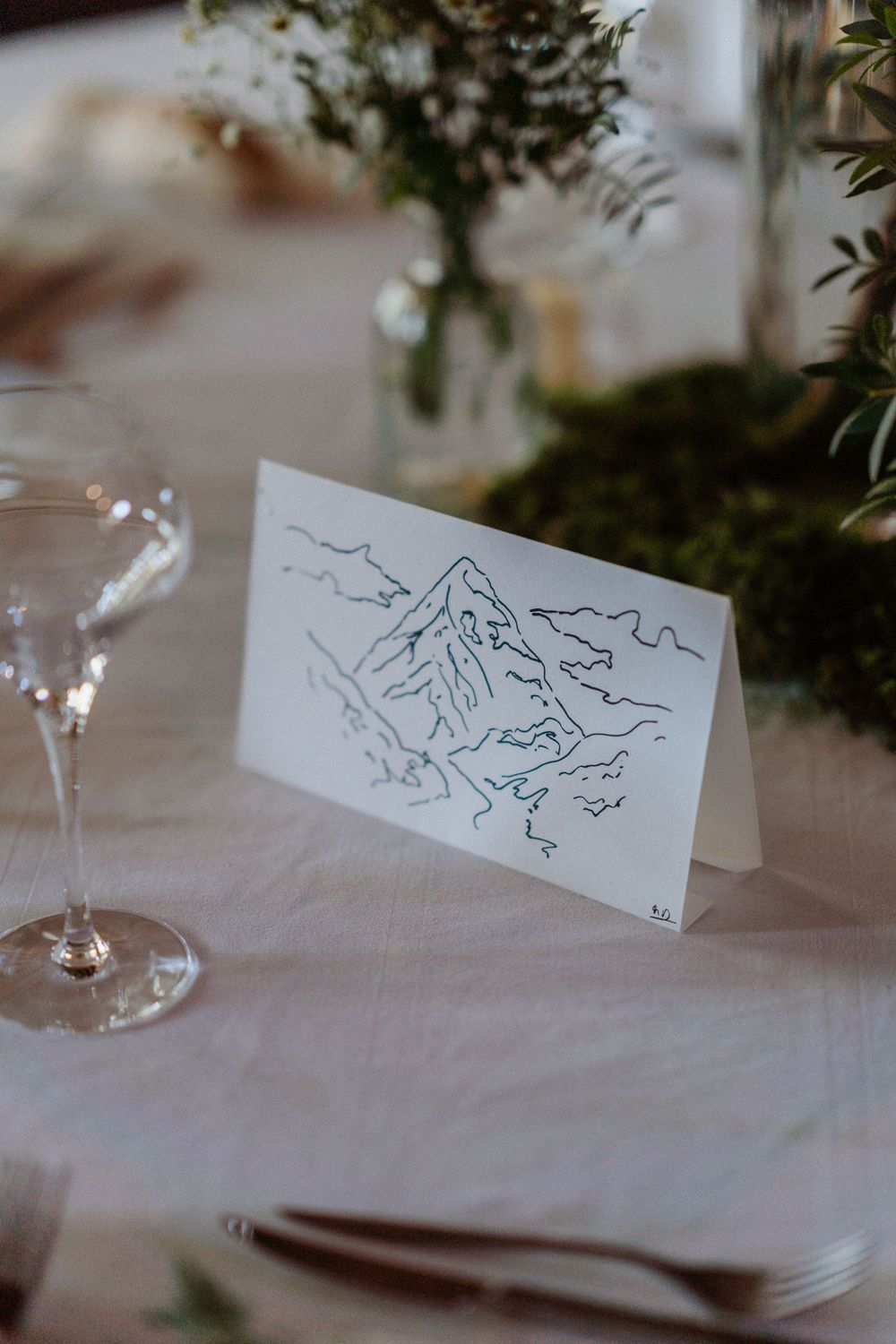le dessin d'une montagne comme repère de table de mariage
