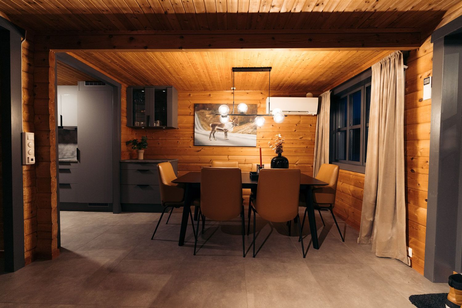 intérieur du salon des cabines de Lauklines à kvaloya proche de tromso, décoration cocooning en bois