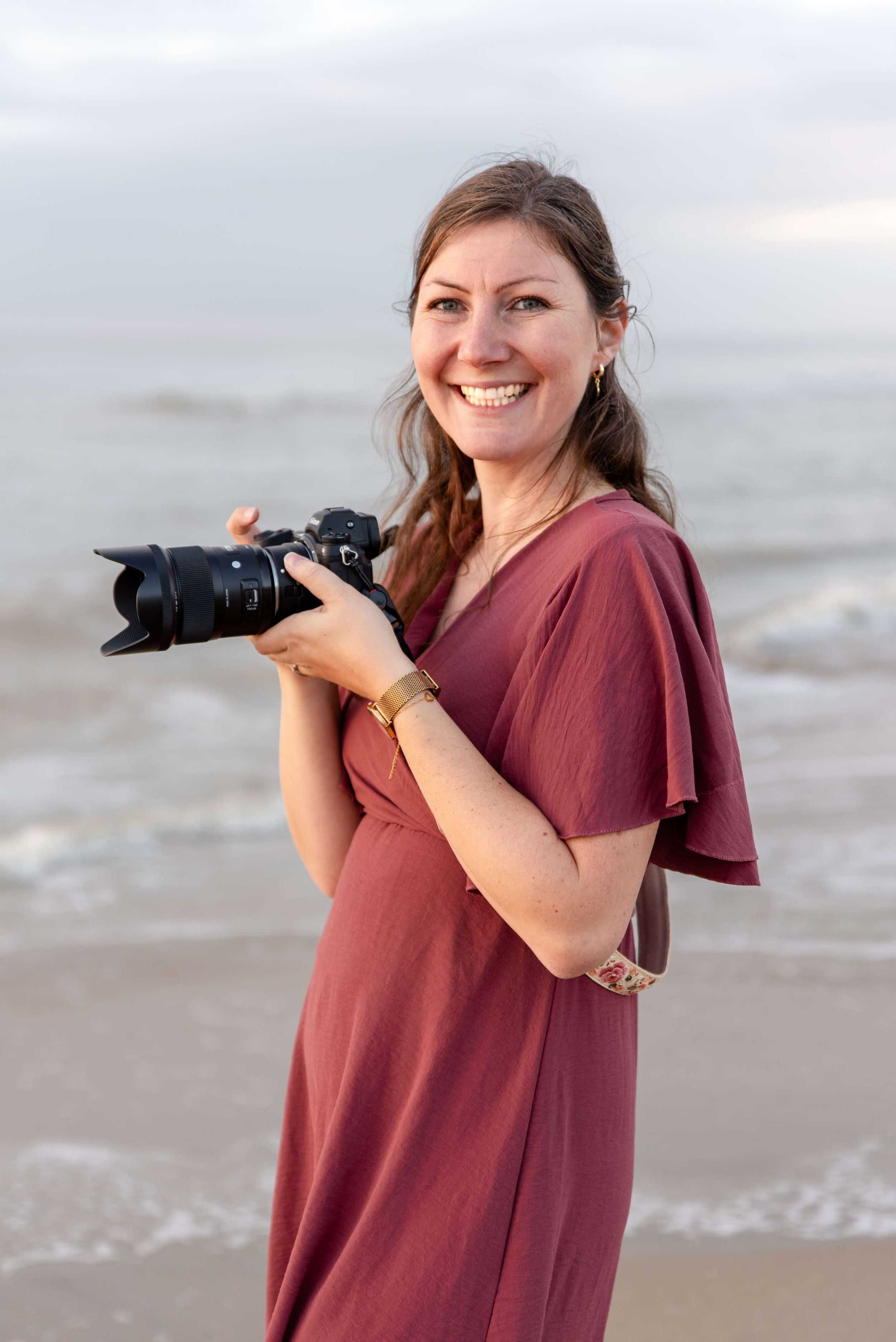 Romantische en spontane trouwfoto van verliefd verloofd stel tijdens hun bruiloft, vastgelegd door natuurlijke en liefdevolle trouwfotograaf