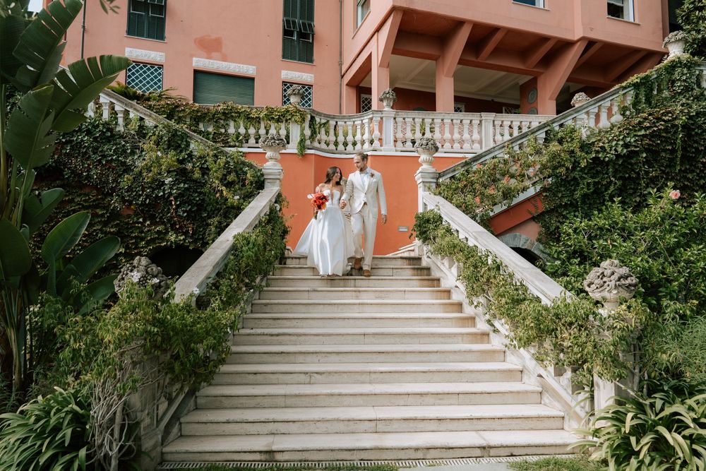 la sposa e lo sposo scendono le scale per la cerimonia del loro matrimonio a villa casa rossa a imperia.