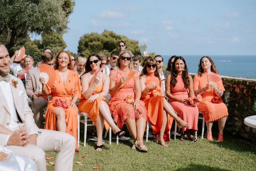 le damigelle vestite tutte uguali durante la cerimonia con rito civile di un matrimonio a villa casa rossa ad imperia.
