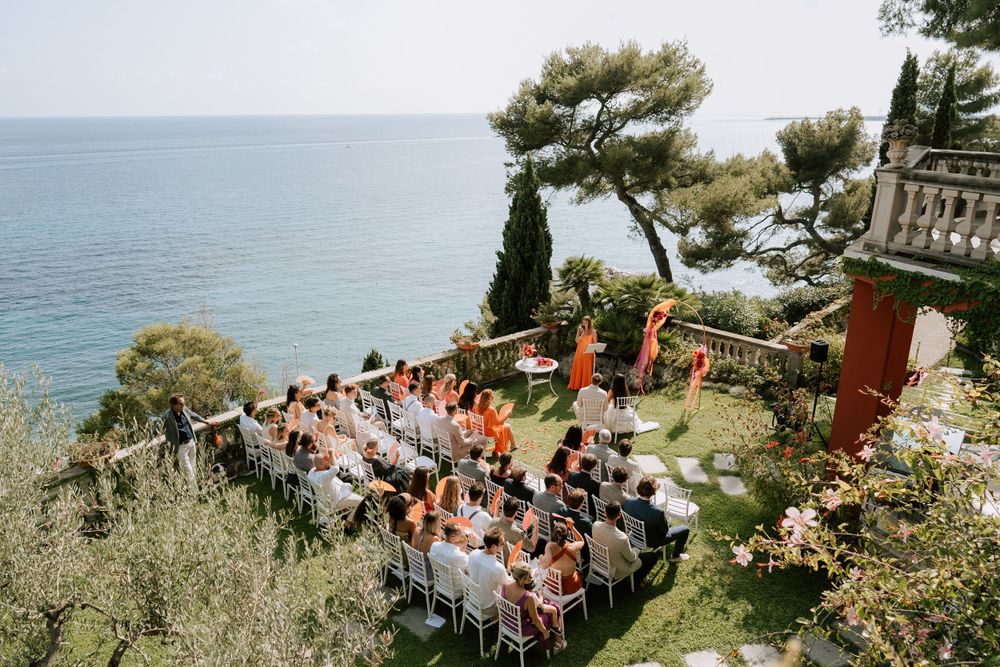 foto dall'alto della cerimonia di matrimonio vista mare sulla terrazza di villa casa rossa ad imperia.