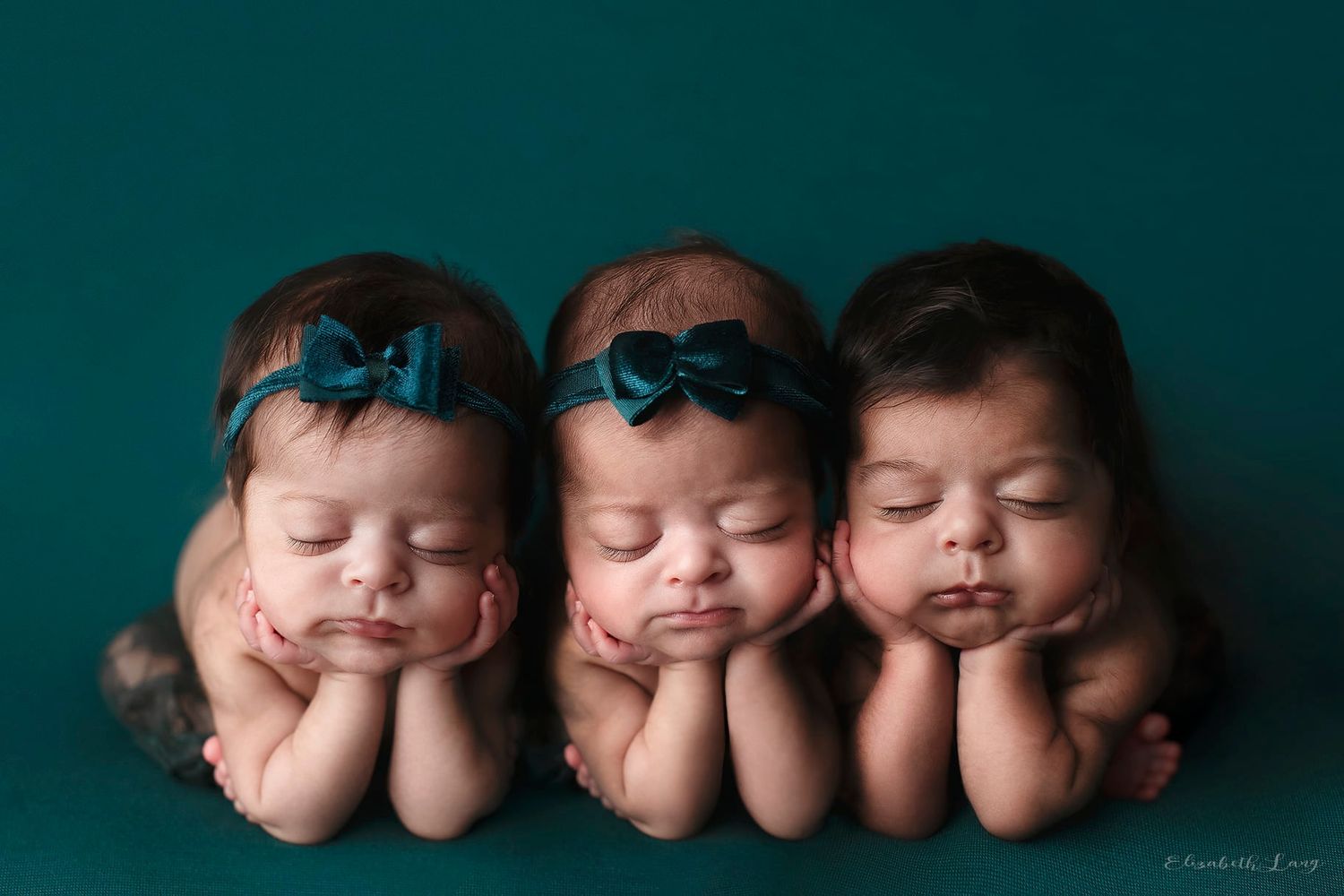 Posed newborn photography, on the other hand, focuses on creating stunning, classic portraits with a more formal approach.