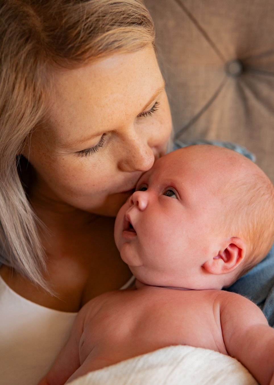 Ett ömt ögonblick mellan en bebis och mamma som delar kärlek och samhörighet. Fotograf, Familjefotograf, Familjefotografering, Umeå