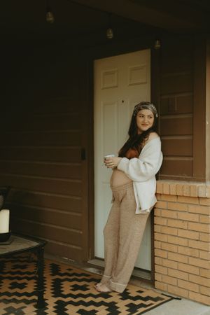 vintage style maternity session in Fort Worth Texas