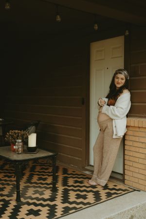 vintage style maternity session in Fort Worth Texas