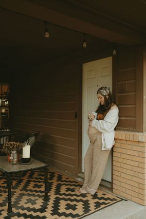 vintage style maternity session in Fort Worth Texas