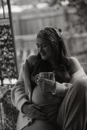 vintage style maternity session in Fort Worth Texas