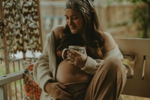 vintage style maternity session in Fort Worth Texas