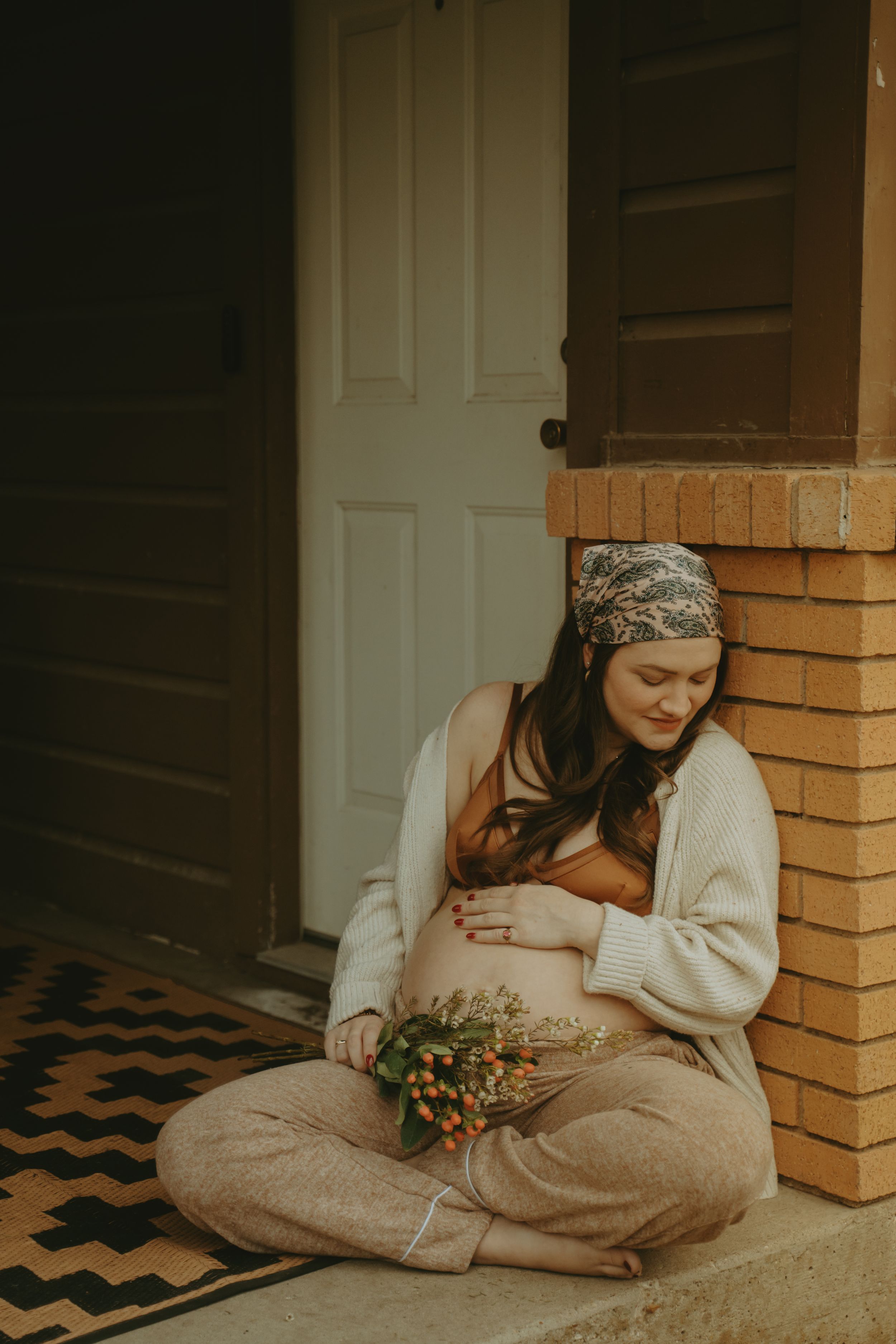 vintage style maternity session in Fort Worth Texas retro style photography