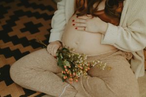 vintage style maternity session in Fort Worth Texas retro style photography