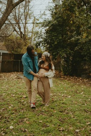 vintage style maternity session in Fort Worth Texas retro style photography