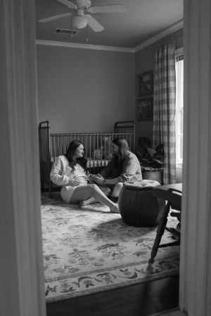 vintage style maternity session in Fort Worth Texas in home maternity session travel photographer