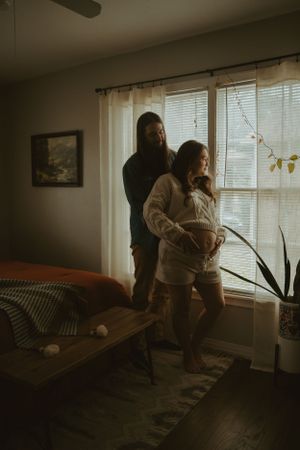 vintage style maternity session in Fort Worth Texas