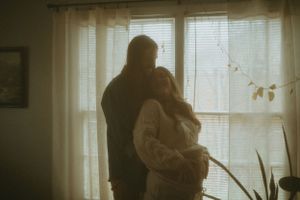 vintage style maternity session in Fort Worth Texas