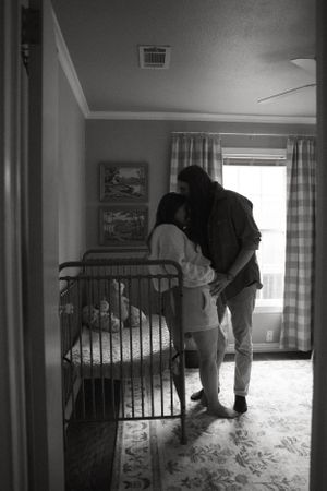 vintage style maternity session in Fort Worth Texas
