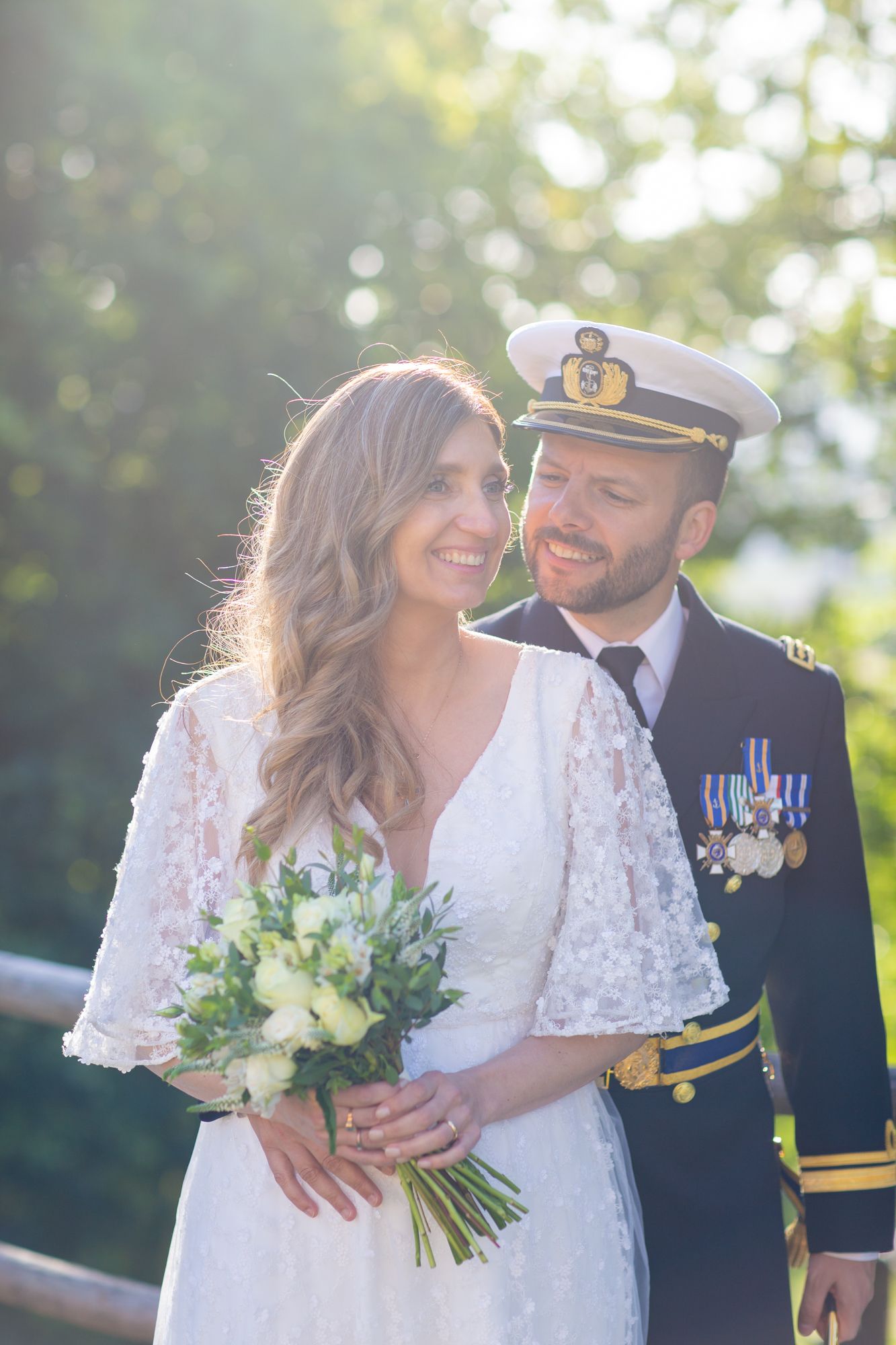 Casal recem casado o noivo é militar da marinha a noiva está em frente