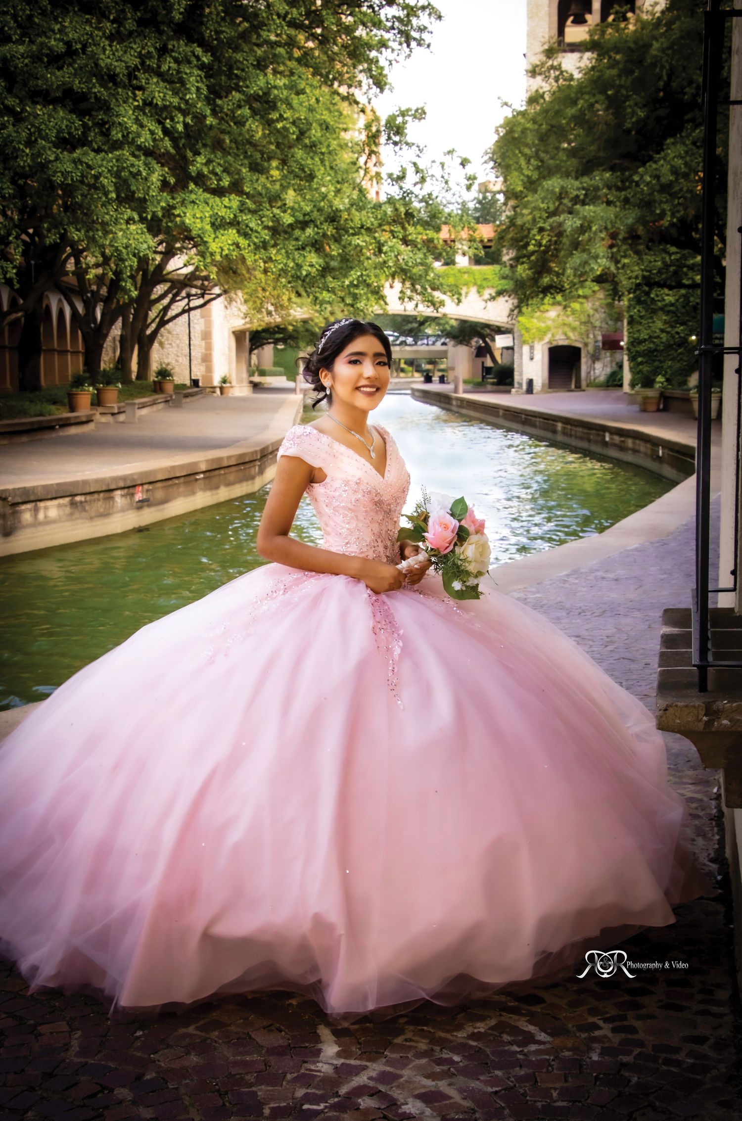 Capture life´s best moments 
Dallas Quinceañera photography and video 
Dallas Weddings photography and video