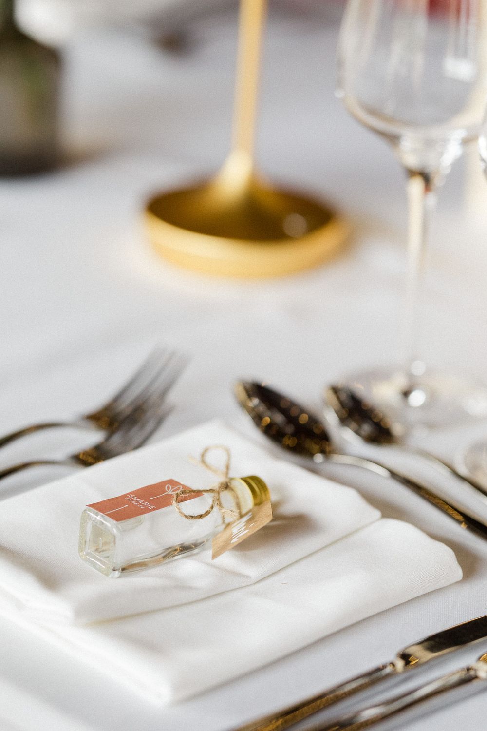 Photographe de mariage capturant des instants sincères et intemporels avec une approche artistique, élégante et naturelle.
