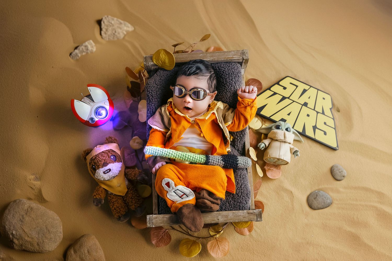 Newborn baby dressed in Star Wars costume baby yoda, lola droid, star wars fans, ewoks, Fotografa de bebes en Ponce Puerto Rico