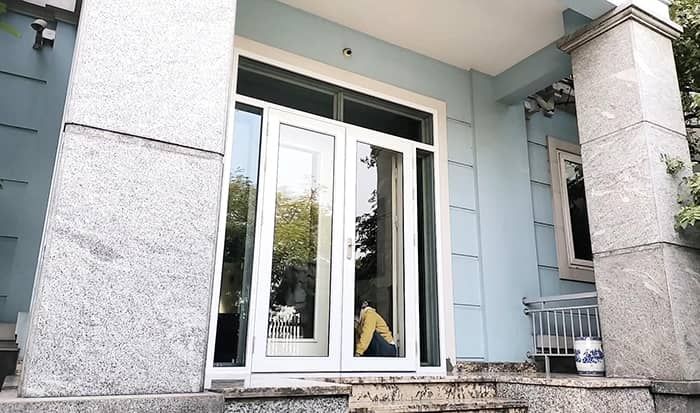 Mẫu cửa kính cường lực 2 cánh khung nhôm chắc chắn cho nhà biệt thự