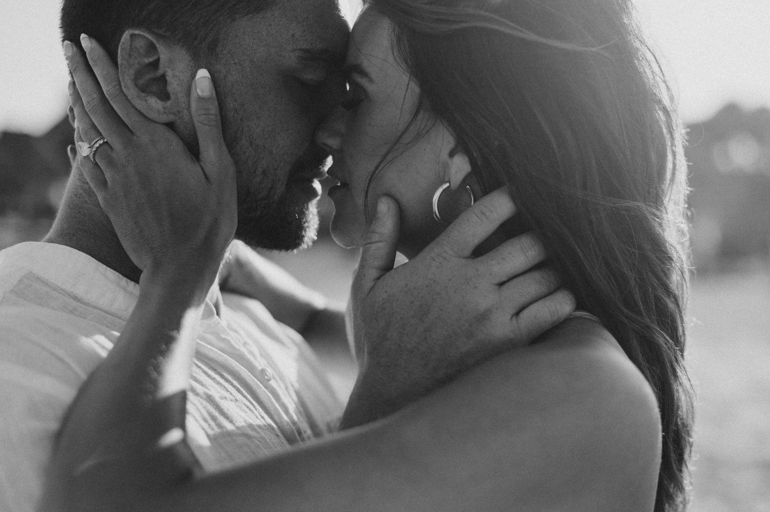 Kissing couple portrait, backlighting, beautiful sunset light, i love this black and white portrait.
