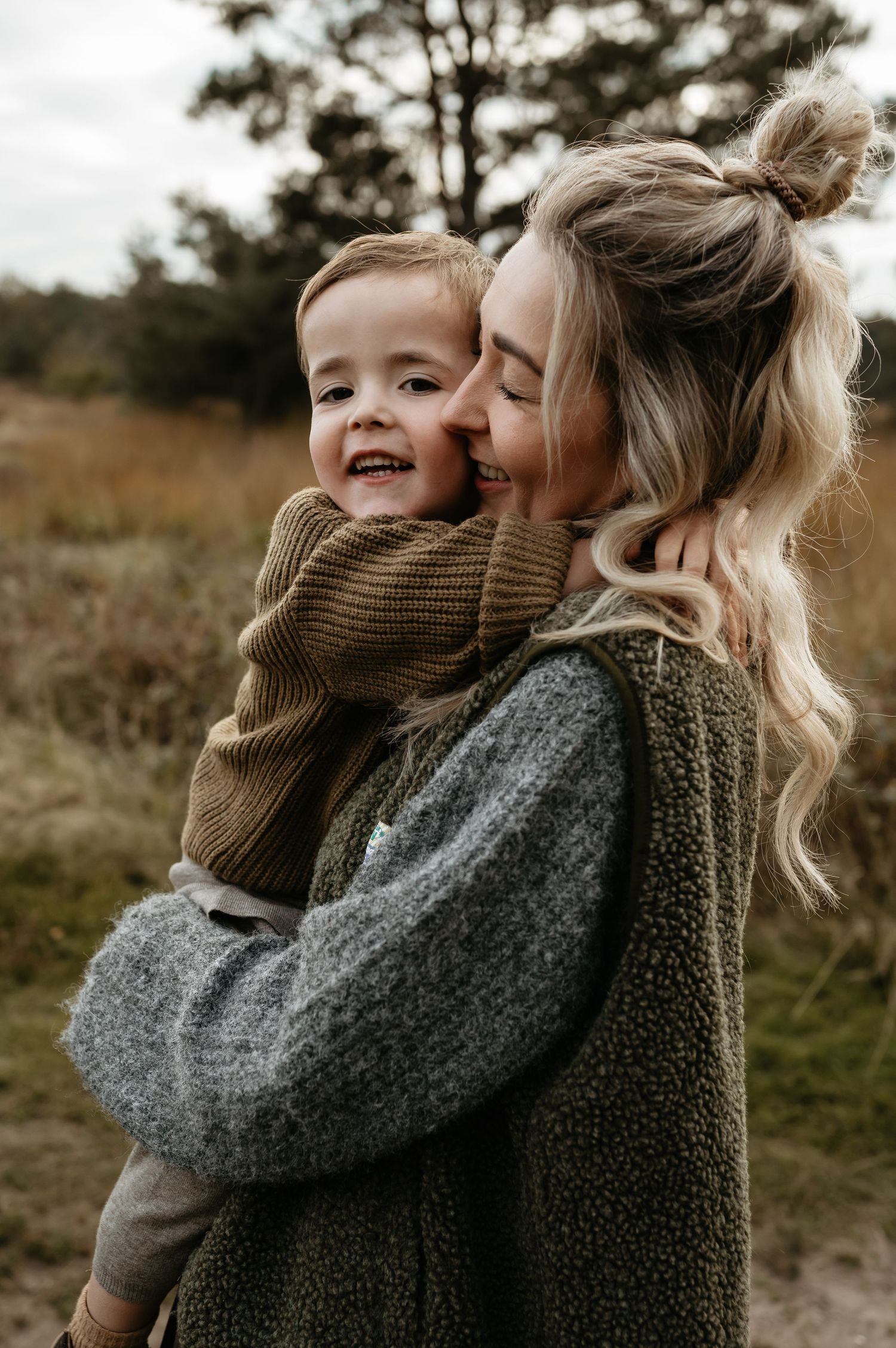 Lifestyle gezin shoot met een jong gezin met kinderen. Kinderen fotografie buiten. Vastleggen van kinderen in een natuurlijke omgeving.